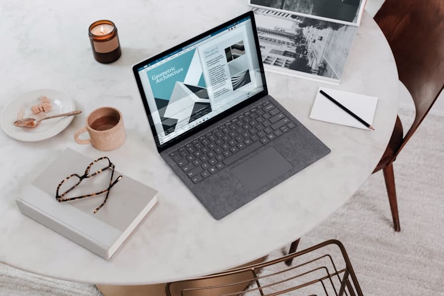 Aufgeräumter Schreibtisch mit Laptop, Notizblock und Stift