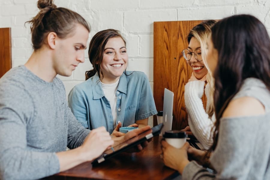 Beratungsgespräch am Tisch mit Tablet und Laptop