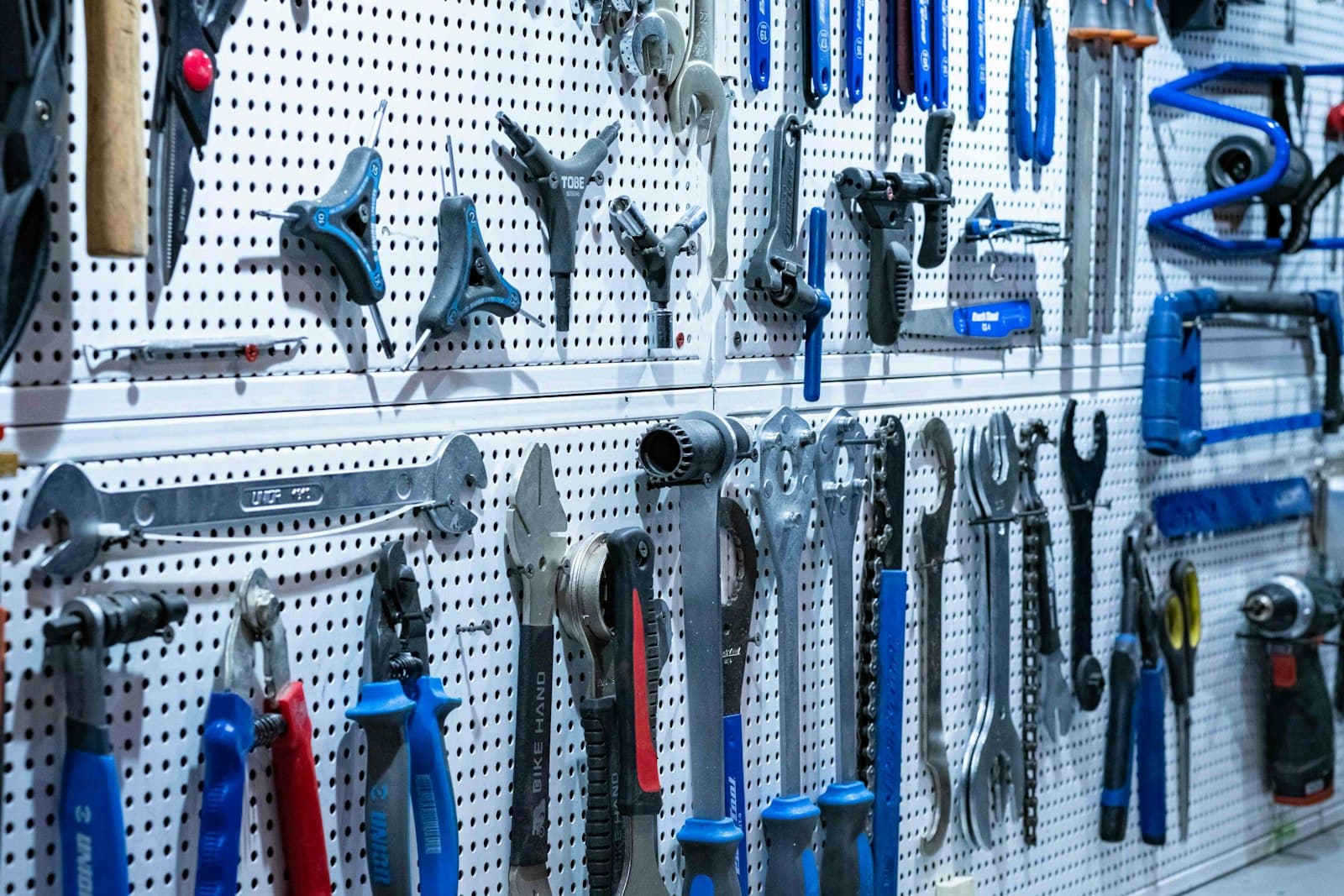 Werkzeugwand in einer Werkstatt mit sauber aufgehängten Werkzeugen